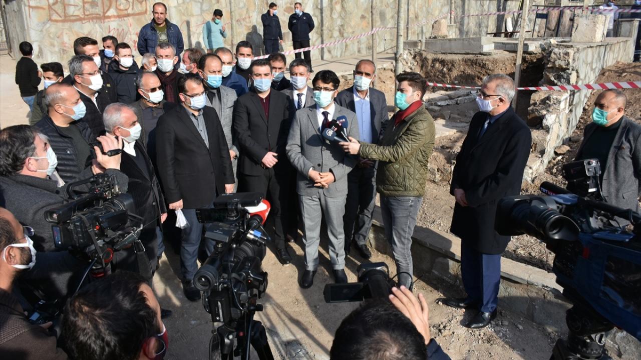 Doç. Dr. Bozan da tarihi açıdan önemli bir şahsiyetin mezarını tespit ettiklerini belirtti.