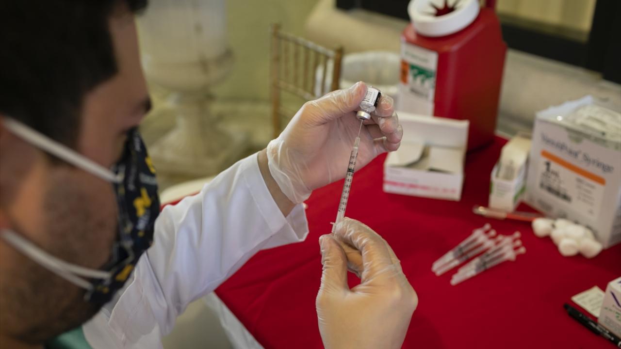 Sağlık görevlileri, Florida eyaletine bağlı Miami kentindeki "The Palace" huzurevi sakinlerine aşı yaptı.