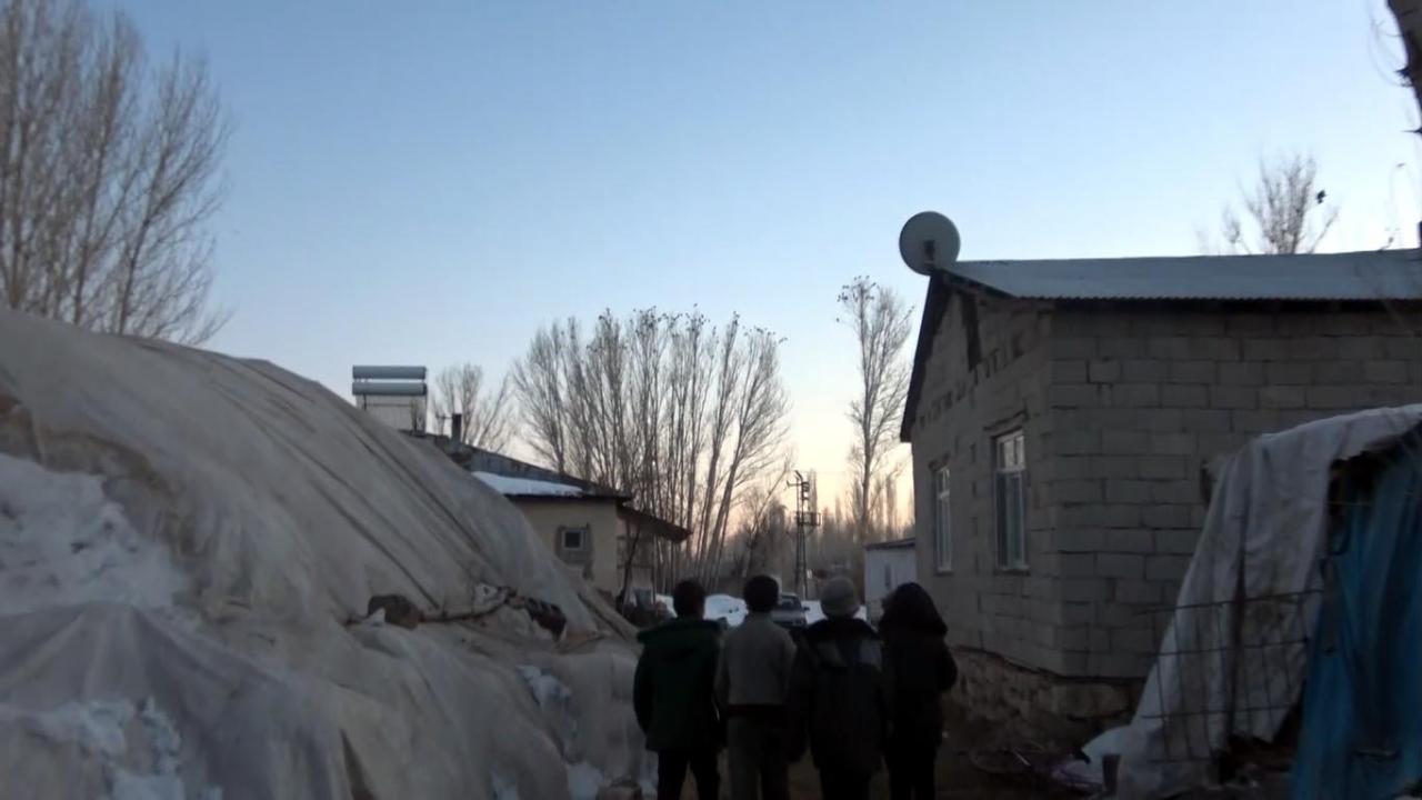 Geçmiş yıllara göre kurak bir kış geçiren Kasımbağı Mahallesi sakinleri ekinlerinden dolayı da büyük endişe yaşıyor. 