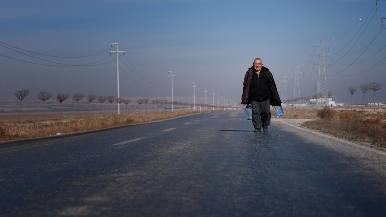 Konya`nın Karapınar ilçesinde, çocuk yaşta anne ve babasını kaybeden ve yaşamı boyuncu hiç evlenmeyen Sabri Akyıl (74), kendisini yalnız hissetmemek adına 40 yıl önce mezarlara ve yol kenarlarına fidan dikmeye başladı. 