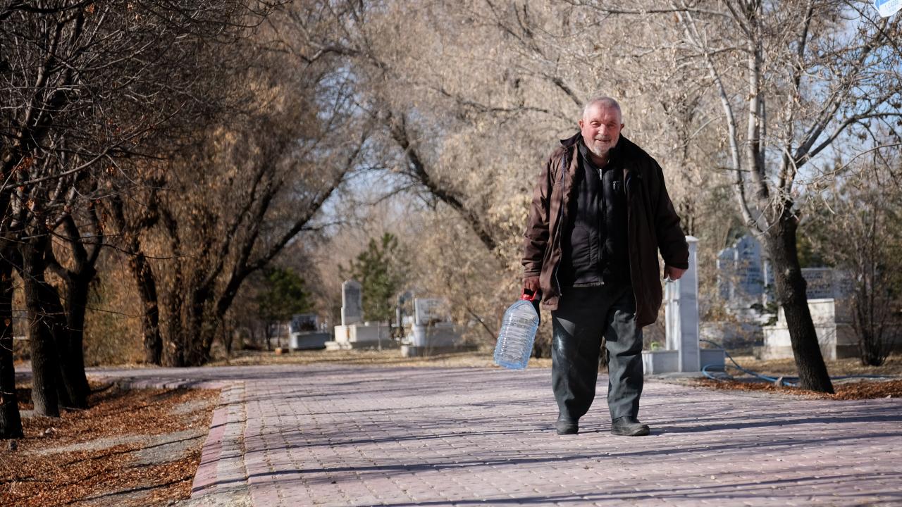 Şu ana kadar yaklaşık 400 fidan diken Akyıl, her gün ellerinde bidonlarla kilometrelerce yürüyerek, kendisi veya başkası tarafından dikilen ağaçları suluyor. 