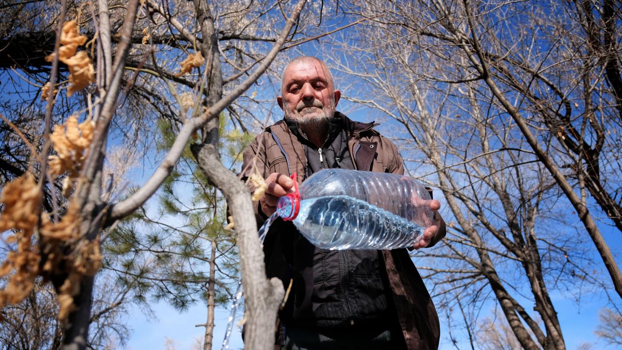 Ağaçları evlatları gibi gördüğünü belirten çiftçi Sabri Akyıl, "Kimsemiz olmadı. Ben de dedim ki, `Madem evlenmedim, ağaç dikeyim benim yavrularım da ağaçlar olsun`. `Başkalarının yavruları var da benim niye olmasın` dedim. Buraları ağaçlandırdım" dedi.