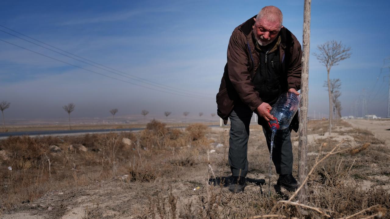 Karapınar ilçesinde yalnız yaşayan Sabri Akyıl, babasını 7, annesini de 11 yaşındayken kaybetti. 