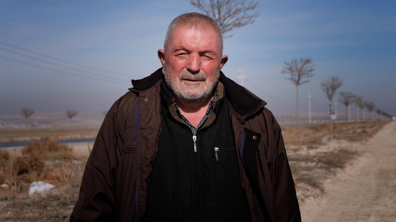 Bir süre çiftçilikle uğraşan Sabri Akyıl, yalnızlığını ağaçlarla paylaşarak gidermeye çalıştı. 