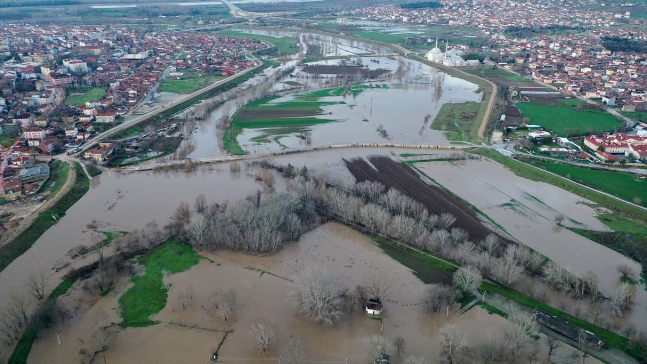 Bir günde neredeyse 20 kat debisi artan Tunca Nehri`nde az da olsa düşüş başladı.