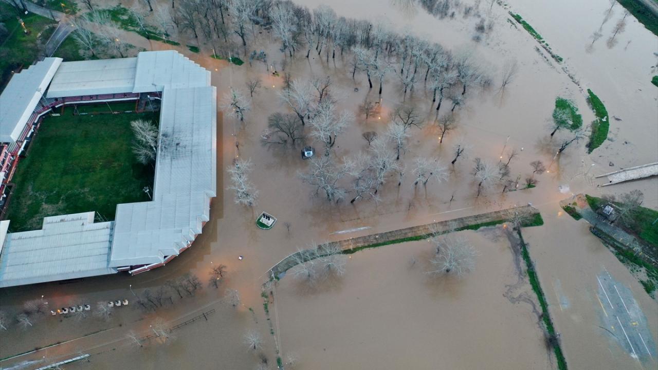 Gece yarısı 212 metreküp/saniye ölçülen debi sabah saatlerinde 208 metreküp/saniye seviyelerine geriledi.