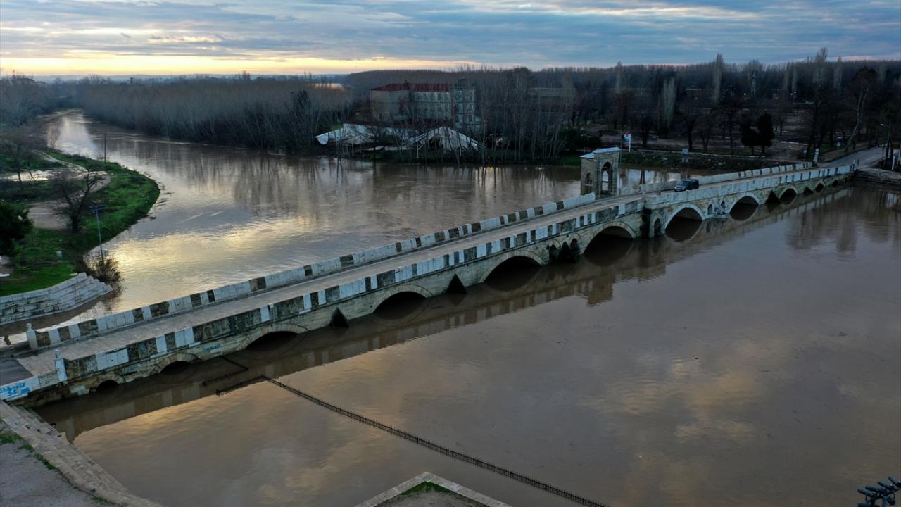 Ancak risk seviyesi "kırmızı"ya yükseltilen nehir için bu ikaz geçerliliğini koruyor.