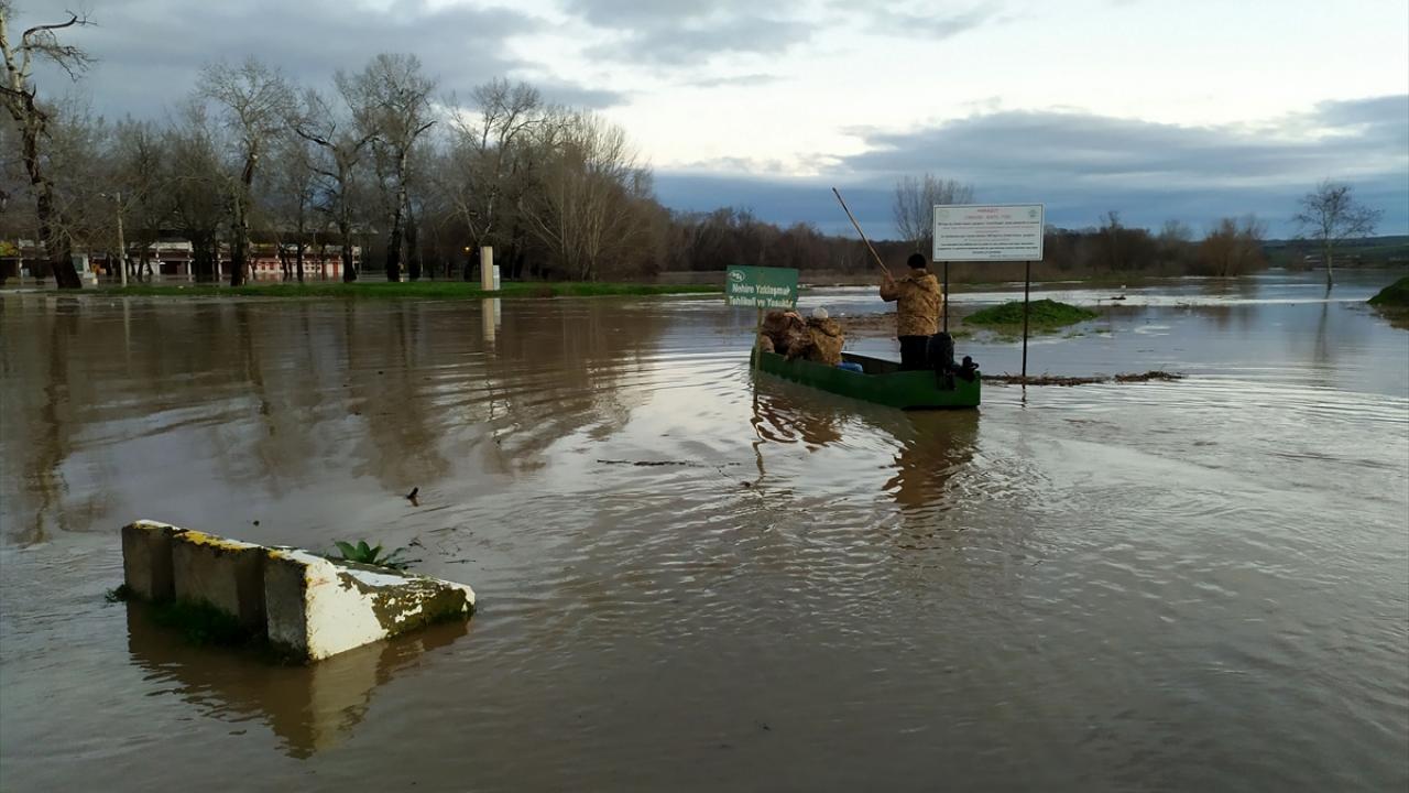 Bu arada yatağının daraldığı Sarayiçi mevkisinde taşan nehrin suları Tarihi Kırkpınar Yağlı Güreşleri`nin yapıldığı Er Meydanı çevresine yayıldı.