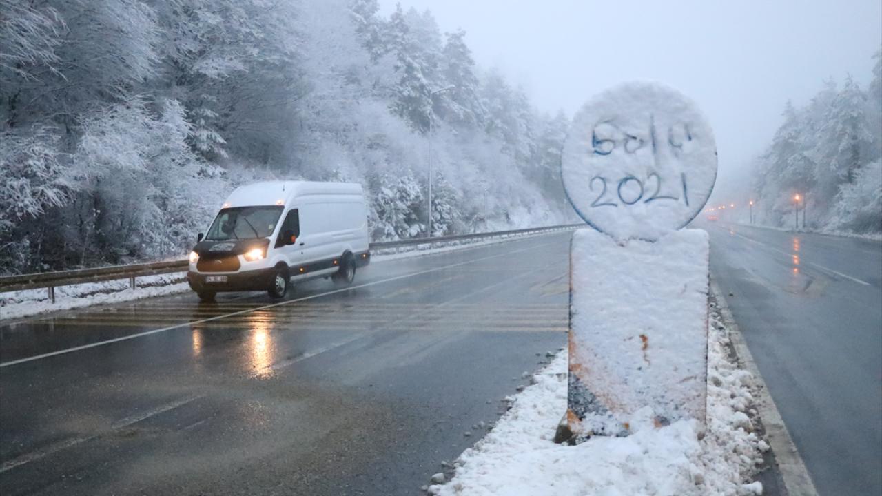 Dün akşam başlayan sağanak, D-100 kara yolunun Bolu Dağı kesiminde gece saatlerinde kar yağışına dönüştü. 