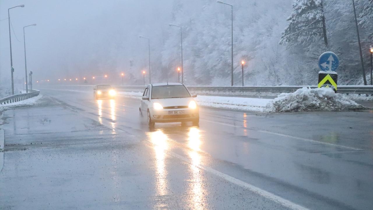 Kar yağışı, Yumrukaya, Abant kavşağı, Bakacak, Karanlıkdere ve Seymenler mevkisinde zaman zaman etkili oluyor. 