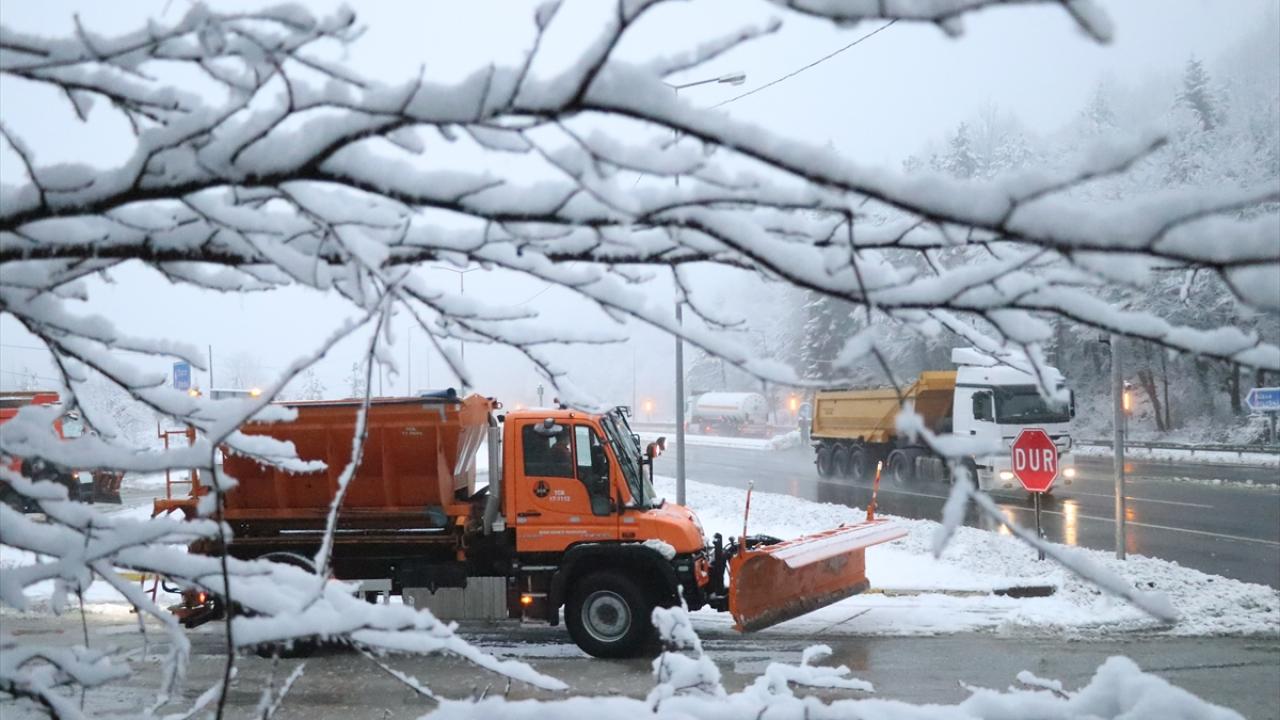 Kar kalınlığının 5 santimetre olduğu bölgede Karayolları ekipleri kar küreme ve tuzlama çalışması yapıyor.