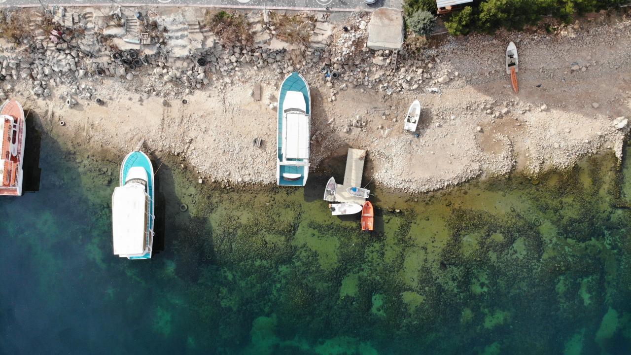 Su seviyesi düşen baraj gölünde, sular altında kalan Çakırören Mahallesi gün yüzüne çıkardı. 