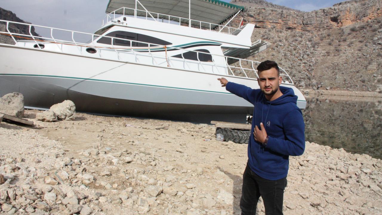 Suyun çekilmesi nedeni ile bazı tekneler karaya oturdu.