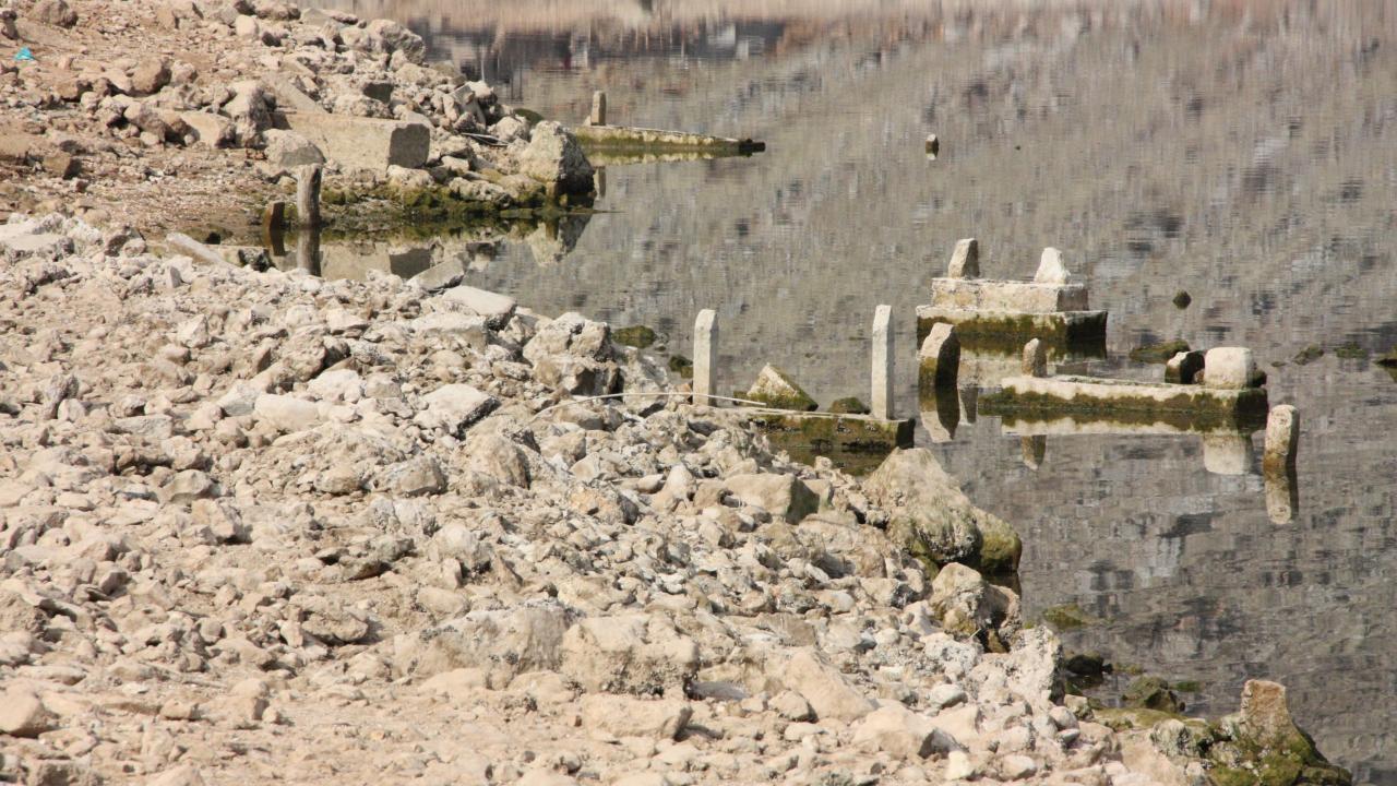 Mahalledeki ev kalıntıları ile birlikte Kur`an-ı Kerim`de ismi geçen Hz. Elyesa peygamberin Ziyaret Tepesine taşınmadan önceki kabri, tarihi cami ve medrese ile mezarlar da ortaya çıktı. 