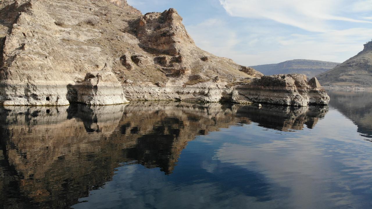 Suyun azalmasıyla Hz. Elyasa`nın taşınmadan önceki kabrinin bulunduğu mahalle ortaya çıkarken, teknelerin de karaya oturduğu görüldü.