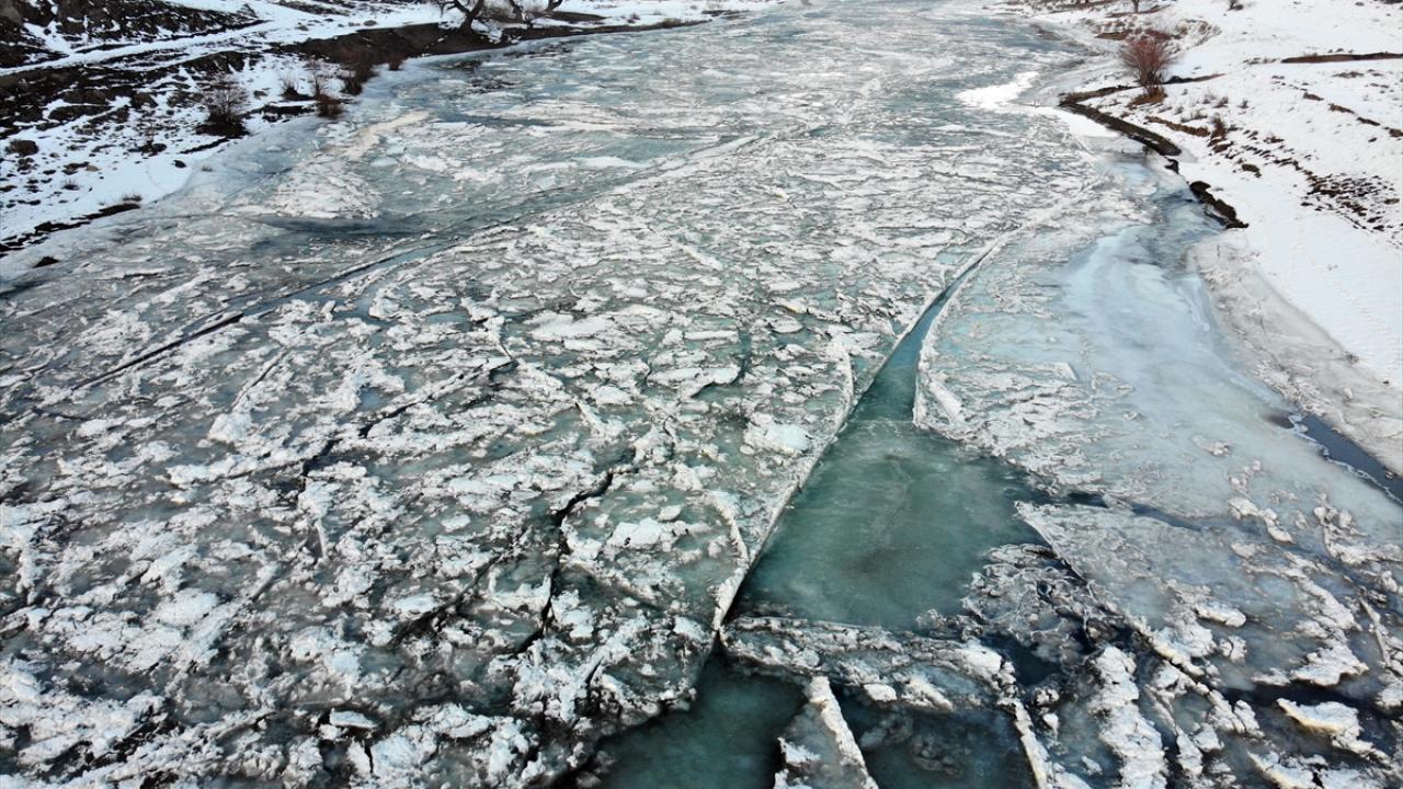 Murat Nehri`nin, buzla kaplı görüntüsü güzel manzara oluşturdu.