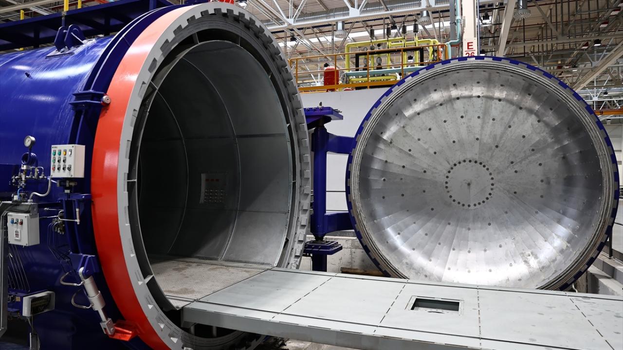 Uçak ve helikopter gibi hava araçlarının yapısal parçalarının üretileceği tesis, dünyadaki hava yapısalları kompozit ihtiyacının yüzde 2`sini karşılayacak. 