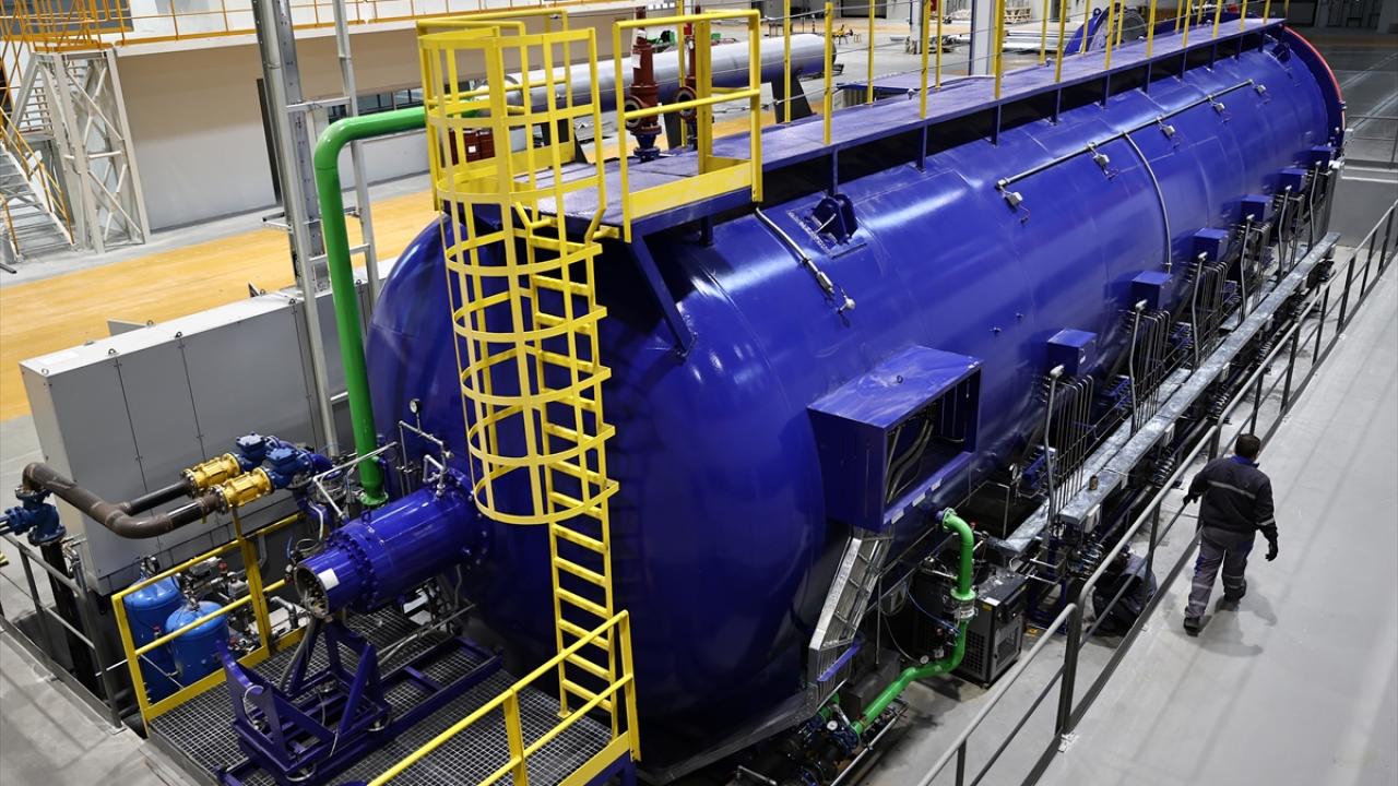 Binada yer alacak ileri teknoloji ürünü bazı ekipmanların tedarik sürecinin tamamlandığını ve kurulumlarının sürdüğünü belirten Eriş, bu anlamda yüzde 70-80`ler seviyesine ulaştıklarını ifade etti.