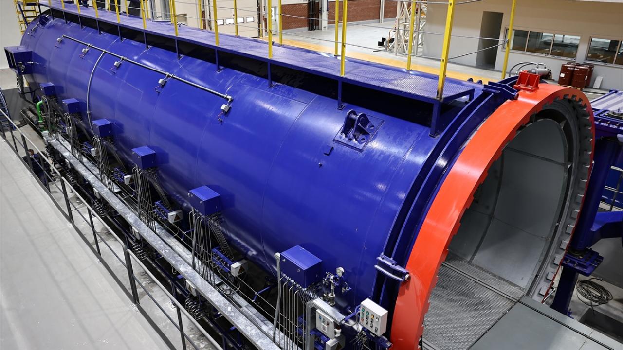 Eriş, yeni kompozit binasının daha önce kullanılan kompozit tesislerinin yerini almak üzere kurulmadığına işaret ederek şöyle konuştu: