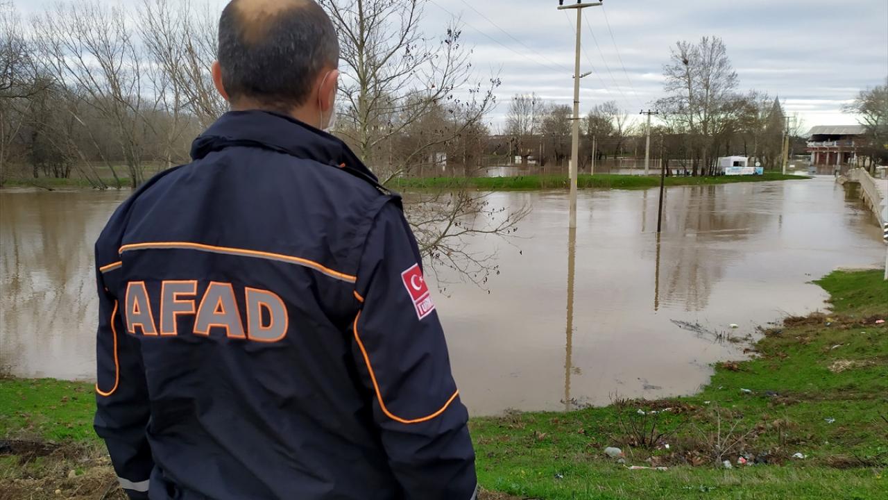 Edirne Belediye Başkan Yardımcısı Ertuğrul Tanrıkulu, gazetecilere yaptığı açıklamada, sağanağın nehir sularını yükseltmesi nedeniyle Sarayiçi mevkisinde taşkın yaşandığını söyledi.