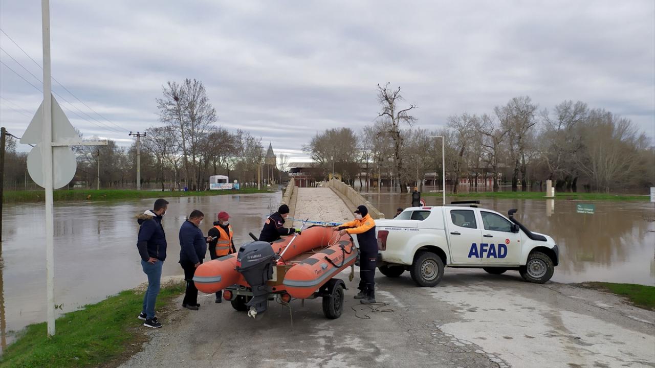 Bölgede mahsur kalan sokak hayvanlarının pek çoğunun nakledildiğini belirten Tanrıkulu, geride kalan sokak hayvanlarının da bırakılan yemlerle yaşamlarını sürdürmelerinin sağlandığını ifade etti.
