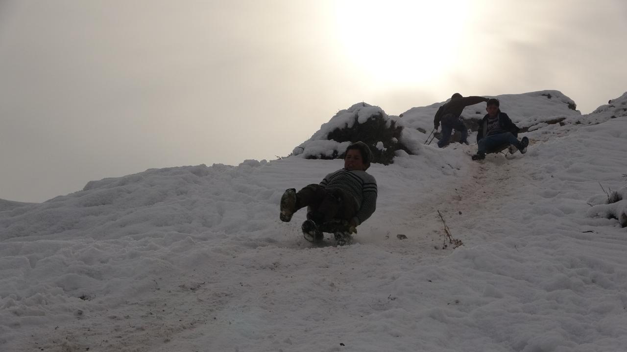 Muş’ta bu yıl beklenen karın yağmaması çocukları üzdü. 