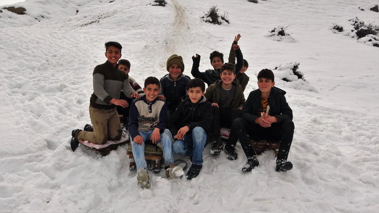 Köy içinde kar bulamadıkları için kızakları ile dağın yolunu tutan çocuklar, her gün 1,5 kilometre yol yürüyerek kara ulaşıyor. 