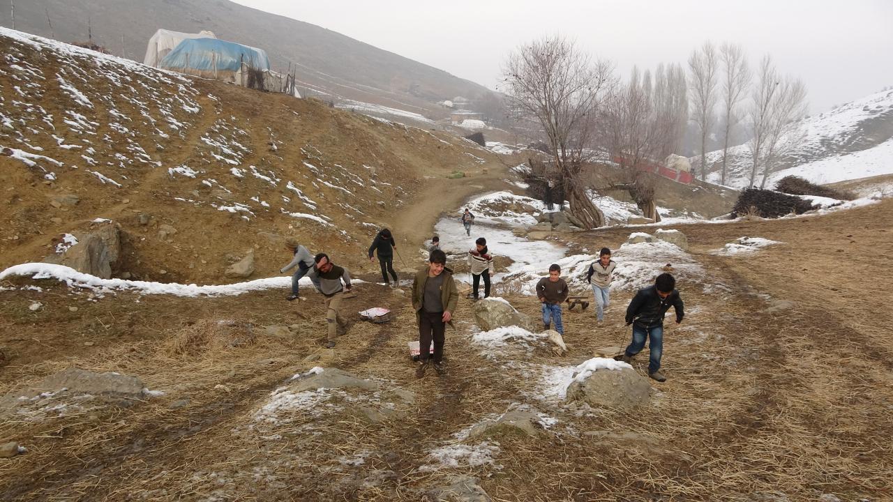 Günün büyük bir bölümünü kayarak geçiren çocuklar, karın tadını çıkarıyor.