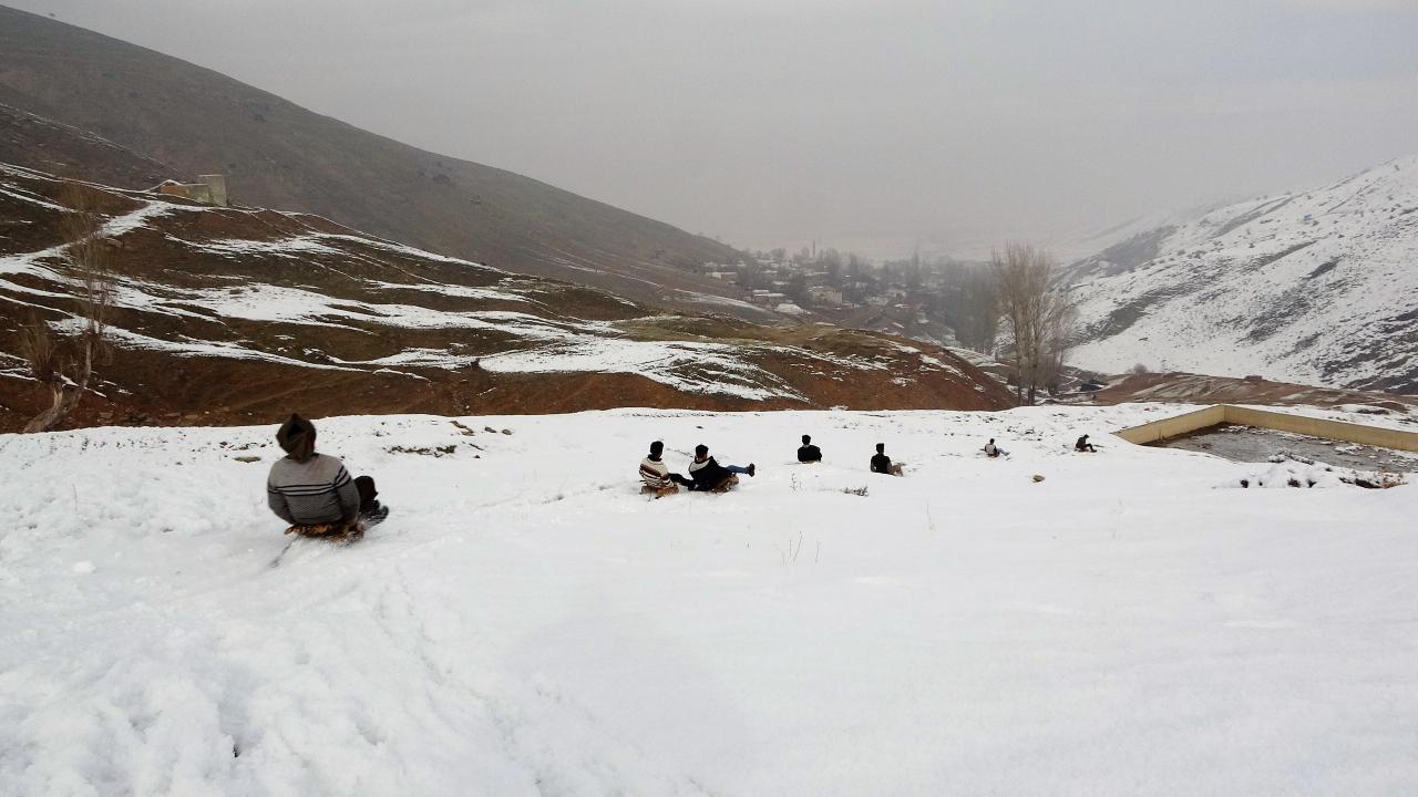 Hasköy ilçesinde bağlı Karakütük köyünde yaşayan çocuklar, köyde kar bulamayınca yüksek kesimlere tırmanarak kaymaya çalışıyor. 