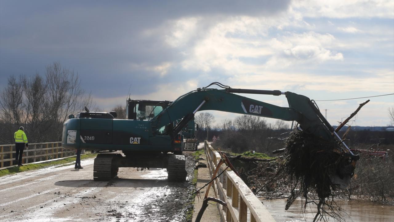DSİ ekipleri, taşkın nedeniyle nehir yataklarında akışı zorlaştıran ağaç dallarını temizliyor, bazı alanlara kumdan setler yapıyor.