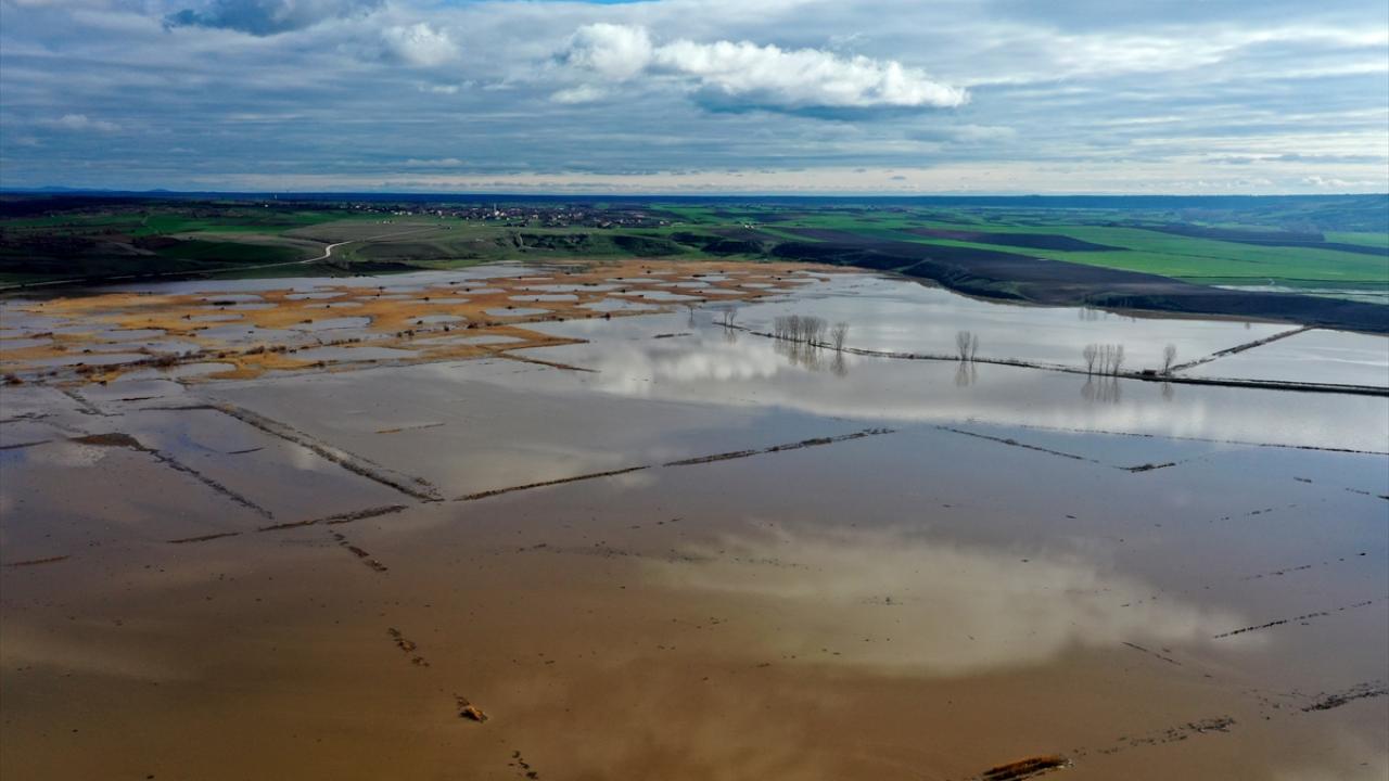 Bölgede dün etkili olan sağanak sonrası debisi 20 kat artan Tunca Nehri`nin taşması sonucu Hatipköy, Büyükimailçe, Değirmenyeni ve Avarız köylerinde bazı yolların bir kısmı ve ekili tarım arazileri suyla doldu.
