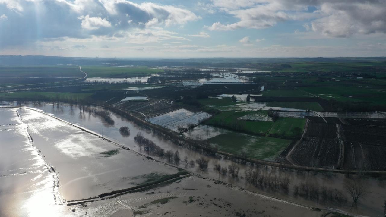 Değirmenyeni köyündeki temizlik sırasında nehirden çıkarılan kütükler de köylüler tarafından yakacak olarak kullanılmak üzere alınıyor. 
