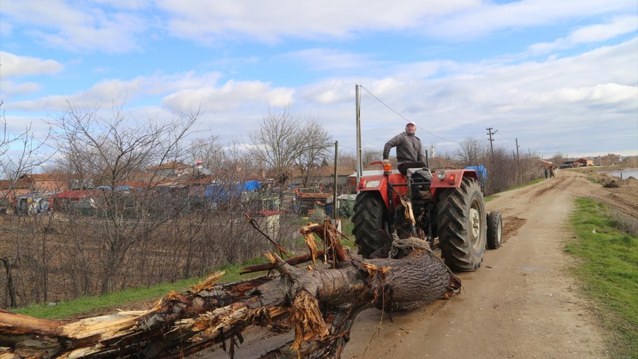 Öte yandan, debisi sabah saatlerinde kısmen düşen nehirde, son olarak debi 211 metreküp/saniye olarak ölçüldü.