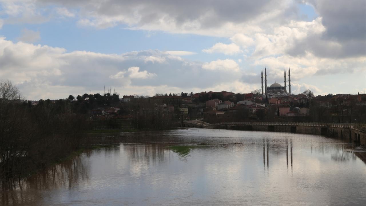 Tunca Nehri, yağışın ardından 24 saatte debisinin 20 kat artması nedeniyle yükselmişti.