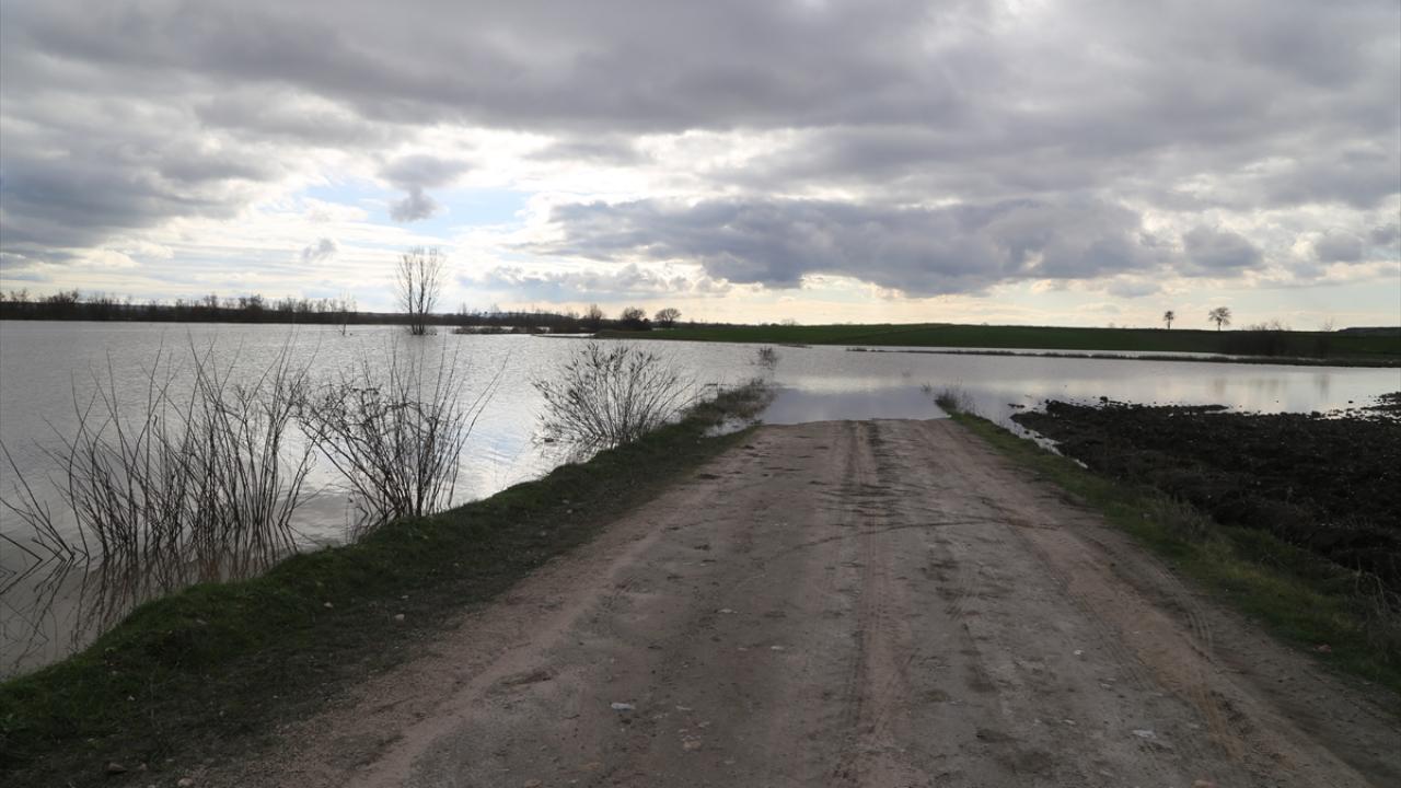 Tunca Nehri`nde "kırmızı", Meriç Nehri`nde ise "sarı" ikaz durumu sürüyor.