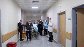 Koronavirüsü yenen Havva nine alkışlarla taburcu oldu