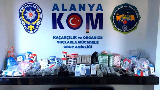 Antalyada 55 bin kaçak cep telefonu aksesuarı ele geçirildi