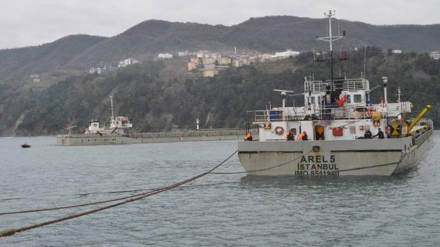 Amasrada rüzgar: Balıkçı ve yük gemileri limana sığındı