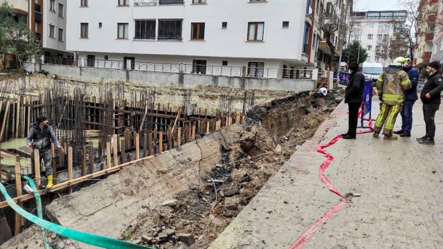 Avcılarda yapım aşamasındaki binanın istinat duvarı çöktü