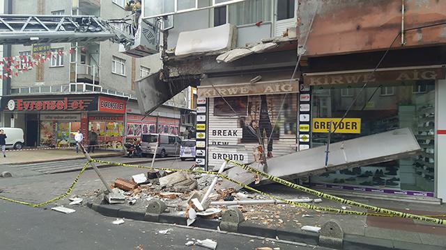 Sultangazide bir binanın balkonu çöktü