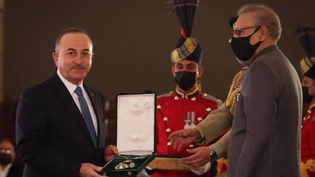 Bakan Çavuşoğlu, Pakistan Cumhurbaşkanı Alvi ile görüştü