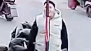 Çin’de bir gencin dili direğe yapıştı