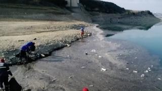 Mersin'de baraj gölü çekildi, çöpler ortaya çıktı
