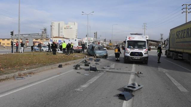 Çorumda otomobille kamyon çarpıştı: 1 ölü, 2 yaralı
