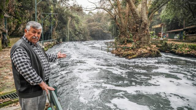 Düden Şelalesi köpürdü, pis koku tepkiye neden oldu