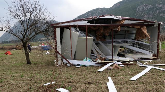Fırtına prefabrik evi savurdu, 2 kişi yaralandı