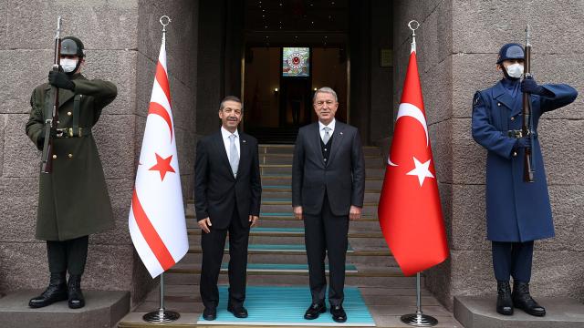Bakan Akar KKTC Dışişleri Bakanı Ertuğruloğlu ile görüştü
