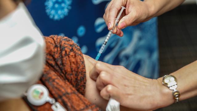 Endonezyada koronavirüs aşısında öncelik gençlerin