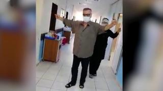 Koronavirüsü yendi, “Erik Dalı” eşliğinde taburcu oldu