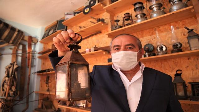 Köyünde kurduğu müzede 200e yakın eski eşyayı sergiliyor